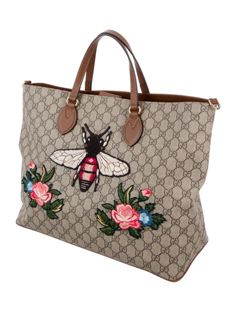 gucci supreme bee tote|Gucci bag with bee clasp.